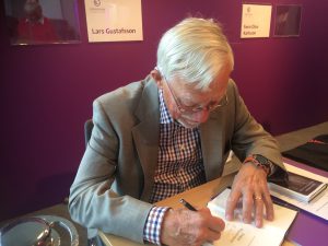 Lars Gustafsson signerar min bok Bokmässan oktober 2015